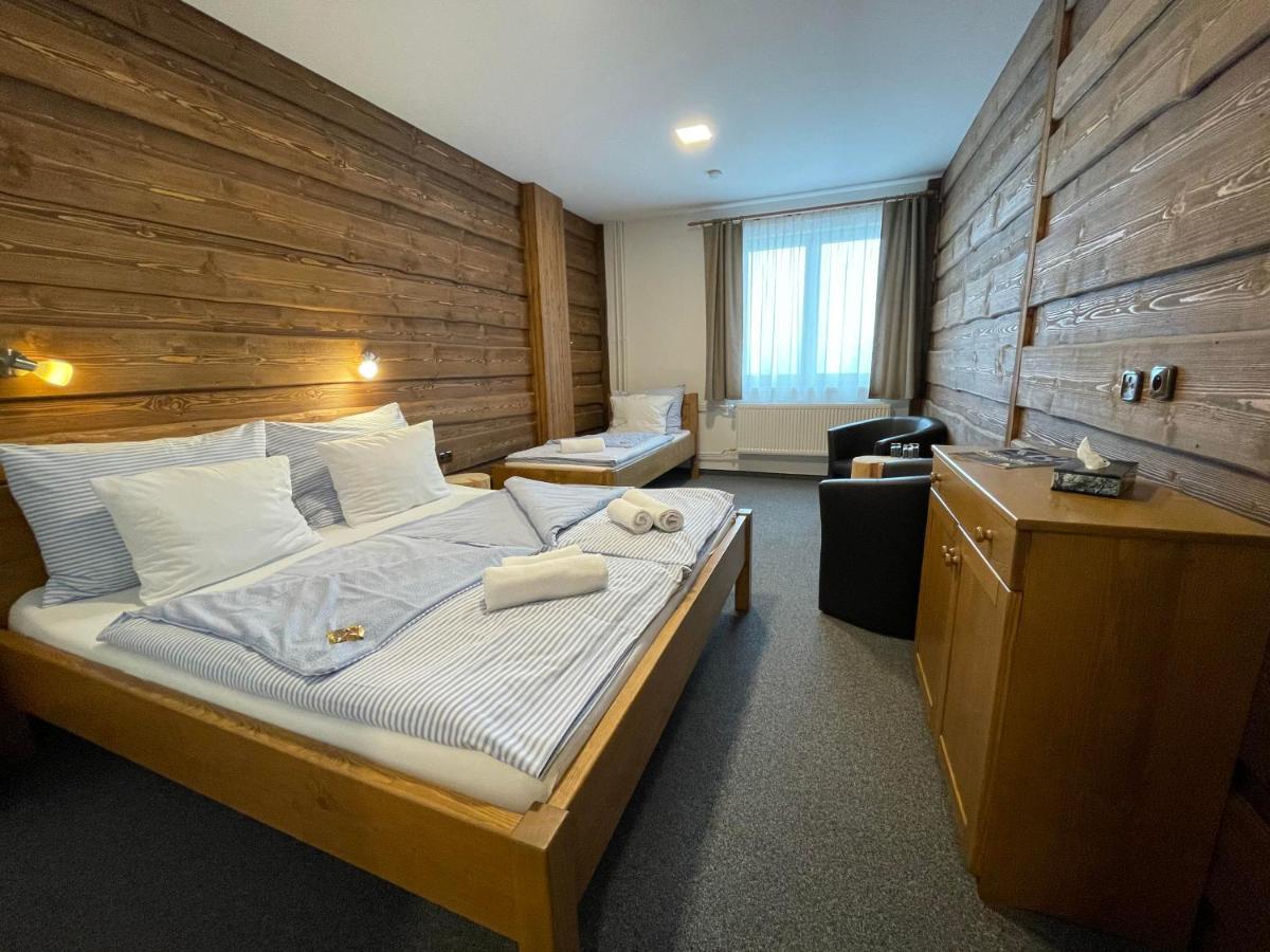 Hotel Kristian Kubova Huť Esterno foto