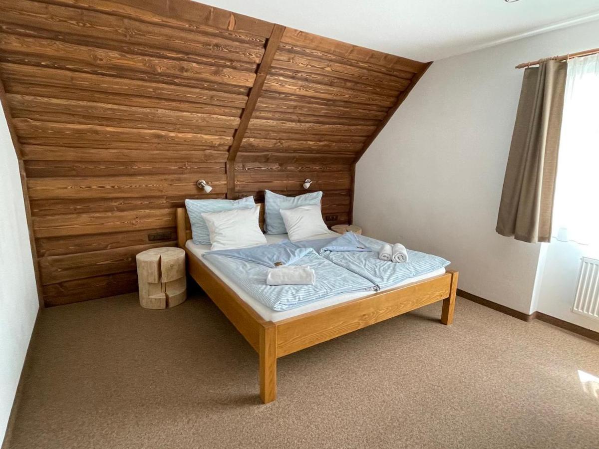 Hotel Kristian Kubova Huť Esterno foto