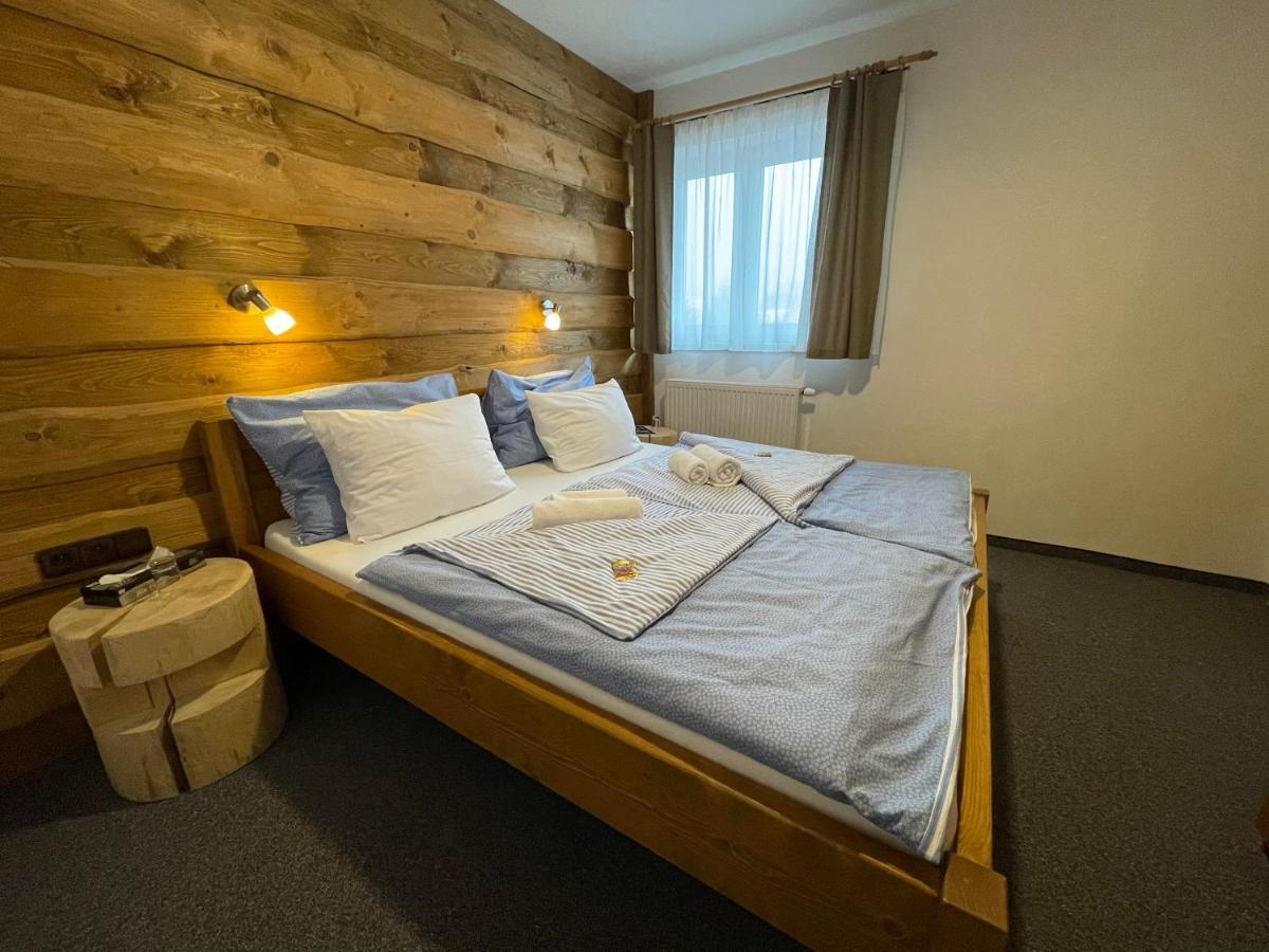 Hotel Kristian Kubova Huť Esterno foto