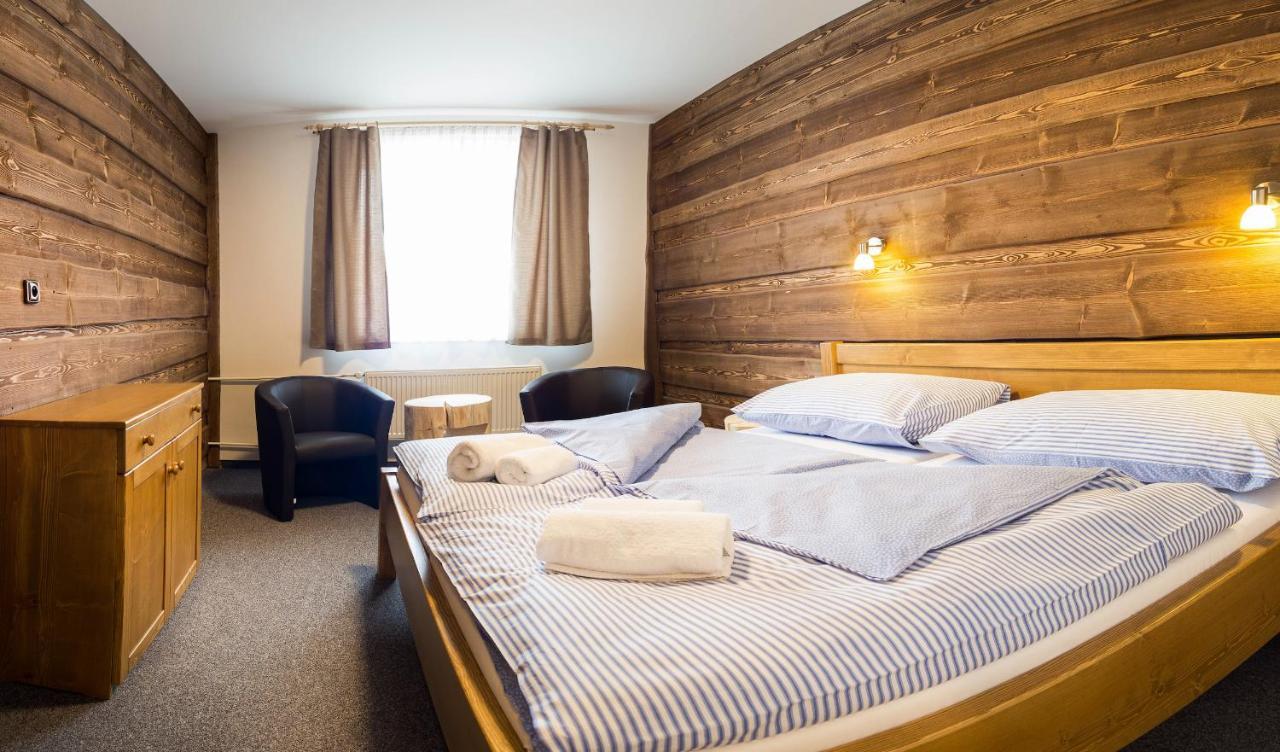 Hotel Kristian Kubova Huť Esterno foto