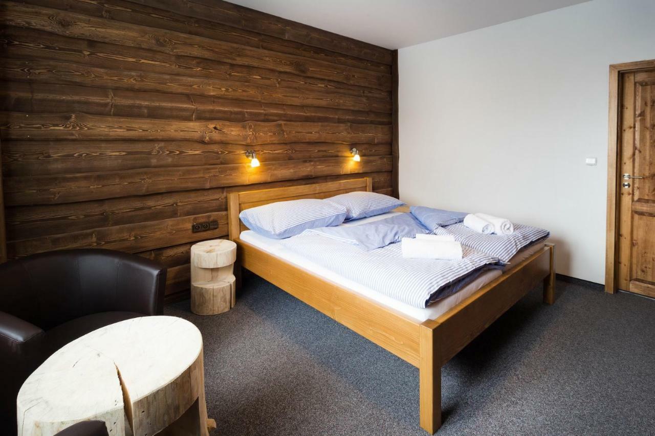 Hotel Kristian Kubova Huť Esterno foto